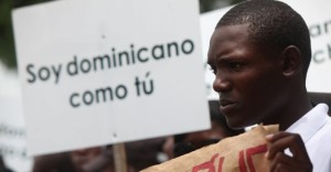 12ago2013---manifestante-dominicano-de-ascendencia-haitiana-do-movimento-reconocido-fazem-protesto-em-frente-ao-palacio-nacional-nesta-segunda-feira-12-em-santo-domingo-na-republica-dominicana--1376335546249_956x500