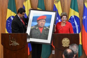 Dilma_Rousseff_receiving_a_Hugo_Ch--vez_picture_from_Nicol--s_Maduro