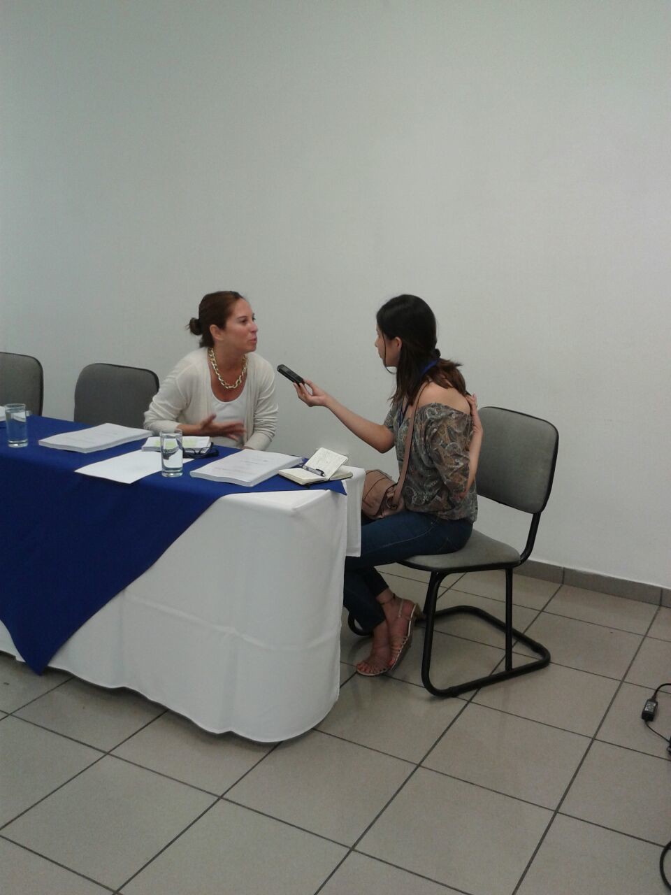 Ana Bourse entrevistada por ARPAS en San Salvador antes de  taller sobre la prevención de violaciones masivas a los DDHH